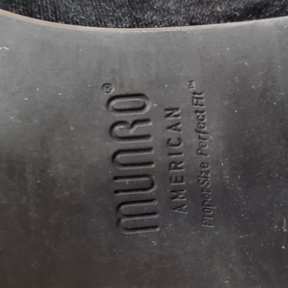 Munro Cerise Black Velvet Slip On Low Heeled Loafer Size 8.5 SS - Picture 3 of 11